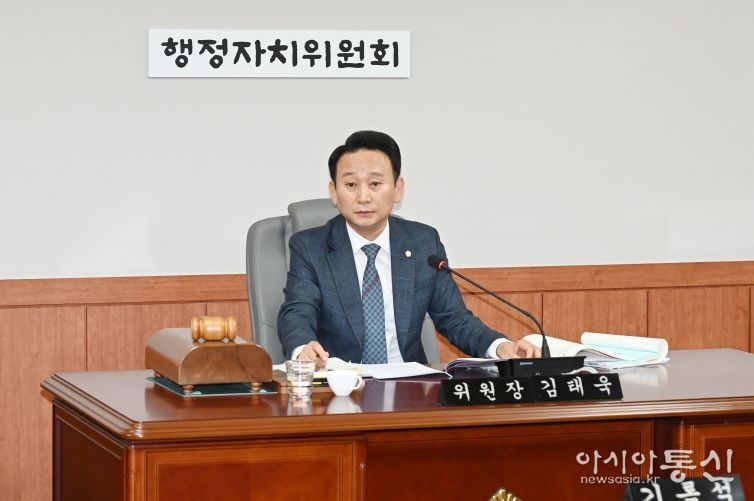 울산 중구의회(의장 박경흠)는 18일 김태욱 의원이 대표발의한 감정노동자 권리보호를 위한 지원 조례 제정에 나섰다.