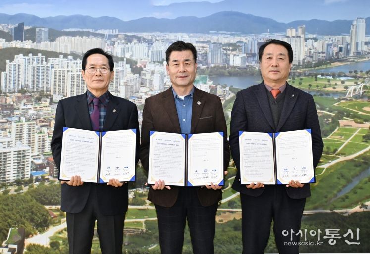 울산 중구(구청장 김영길)와 울산신용보증재단(이사장 김용길), (재)울산경제일자리진흥원(원장 김철준)이 2월 18일 오후 2시 중구청 구청장실에서 ‘2025년 소상공인·중소기업 경영안정자금 사무위탁 협약’을 체결했다.