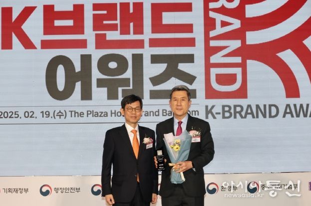 왼쪽부터 심사위원장 김상훈 서울대 교수, 이강덕 포항시장