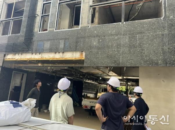 시 관계자들이 관내 건축 공사 현장 안전 점검을 하고 있는 모습