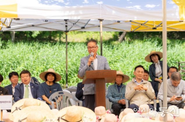 4일 양재천 벼농사 학습장에서 열린 “양재천 전통 모내기 행사”에서 복진경 부의장이 축사를 하고 있다.