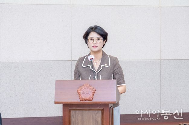 「서울특별시 강남구의회 직장 내 괴롭힘 금지 및 피해 직원 보호 지원에 관한 조례안」 에 대해 제안 설명하고 있는 김진경 의원