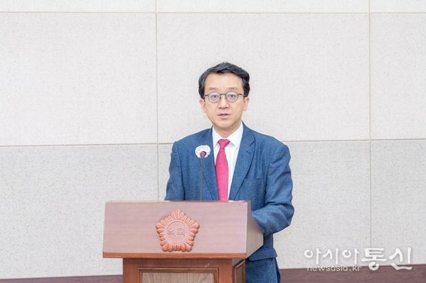 「서울특별시 강남구의회 회의규칙 일부 개정규칙안」에 대해 제안 설명하고 있는 윤석민 의원