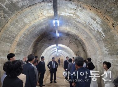 이정선 교육감과 간부들이 17일 광주학생독립운동기념회관 회의실에서 열린 ‘6월 기관장 회의’ 이후 화정동굴을 둘러보고 있다