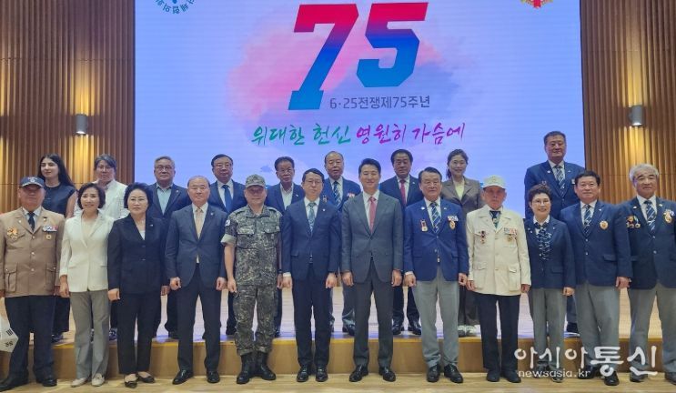 이숙자 운영위원장(앞줄 왼쪽 두 번째 위치)이 행사 기념촬영을 하고 있다.