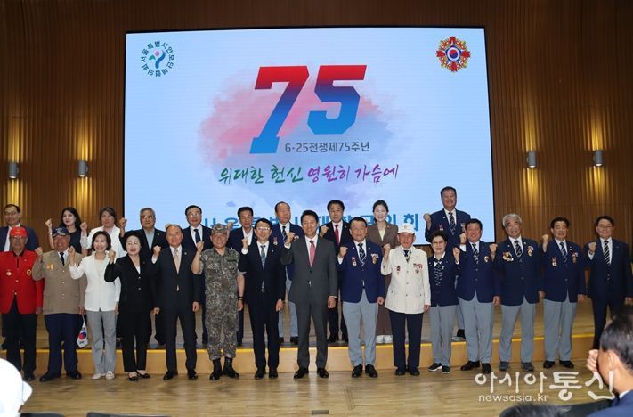 구미경의원이(뒷줄 오른쪽에서 두 번째. 갈색 정장) 기념식에 참석해 기념촬영을 하고 있다