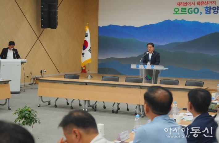 6월 21일 경상남도 함양군청 대회의실에서 개최된 (사)서울시상점가·전통시장연합회, (사)서울시소상공인중앙회 및 함양한들자율상권조합 간의 업무협약(MOU) 체결식에서 김용호 시의원이 축사를 하고 있다.
