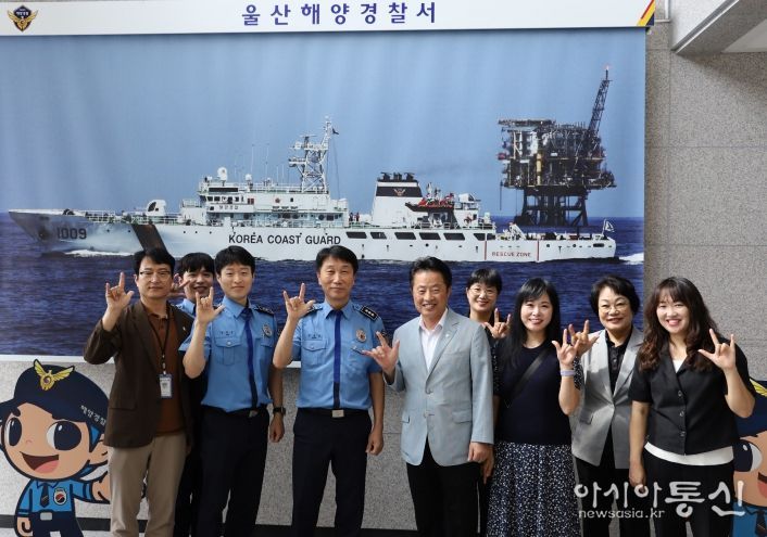 수어통역사들과 수어로(사랑합니다) 메아리를 외치고있다