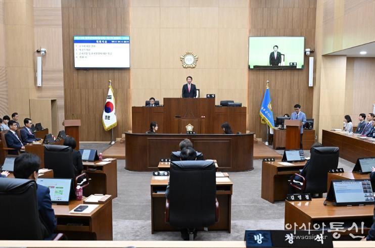 14일 울주군의회 의사당 본회의장에서 열린 제241회 임시회 제1차 본회의에서 최길영 의장이 개회사를 하고 있다.