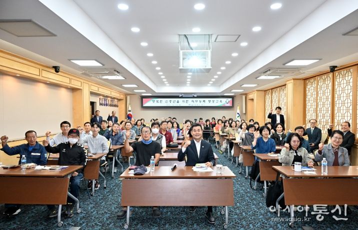 울산 중구(구청장 김영길)가 10월 14일 오후 2시 중구청 중회의실에서 신중년 사회공헌활동 지원사업 참여자 50명을 대상으로 ‘행복한 신중년을 위한 직무능력 향상 교육’을 실시했다. 이번 교육에서는 김상덕 노사발전재단 소속 전문 강사가 스마트폰을 활용한 효율적인 업무 처리법 등을 소개했다.