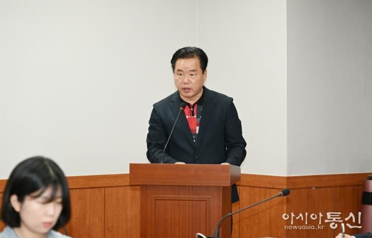 울산 중구의회(의장 박경흠)는 16일 김도운 의원(사진)이 대표발의한 병영4.4독립만세운동 기념에 관한 조례안이 해당 상임위원회에서 원안 가결됐다고 밝혔다