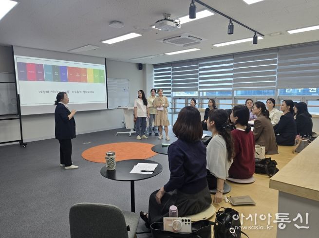 울산유아교육진흥원은 16일 울산교육연구정보원 차오름실에서 공립유치원 교원 17명을 대상으로 '찾아가는 맞춤형 연수(색 치유)'를 진행했다.