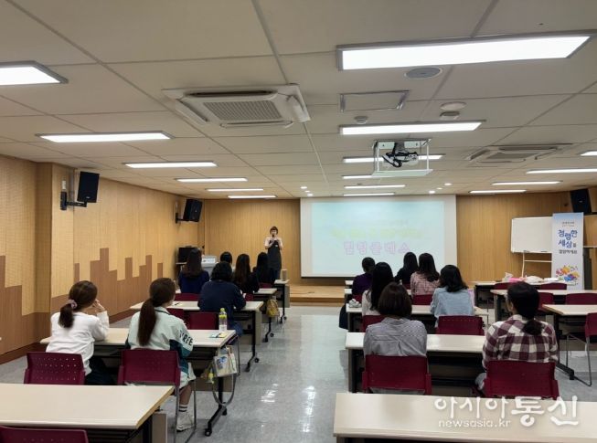 동부도서관은 16일 중장년층 15명을 대상으로 시청각실에서 '천연 콜라겐 수분크림 만들기'를 진행했다.