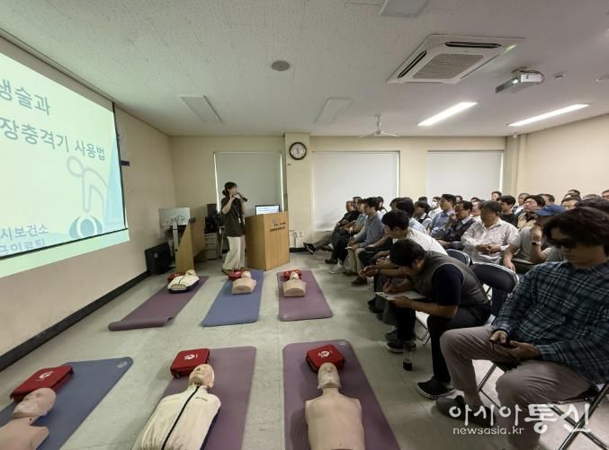 운수종사자가 심폐소생술 교육을 받고 있다.