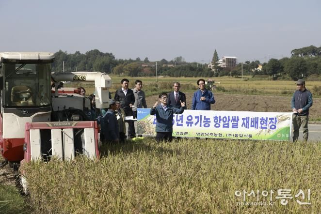 영암군, 친환경 기능성쌀 수확 현장서 농업인과 소통