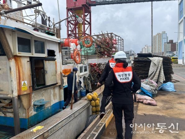 오염 원인 규명을 위해 탐문조사중인 울산해경