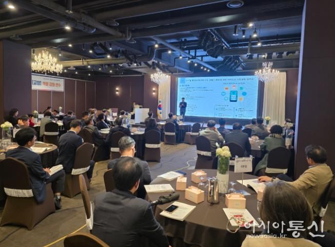 울산교육청은 24일 JW컨벤션에서 고등학교 교장을 대상으로 '교실혁명, 교육과정 자율화 지원 역량 강화 연수'를 열었다