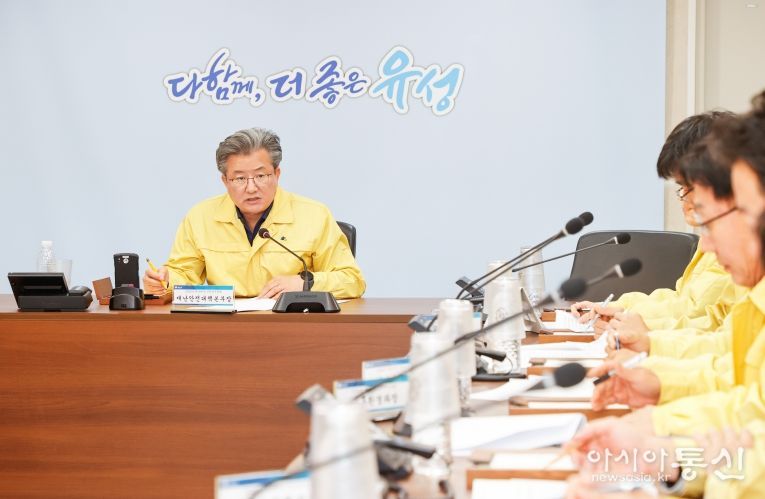 28일 진행된 '2025 재난대응 안전한국훈련'에서 정용래 유성구청장이 토론 훈련을 진행하고 있다.