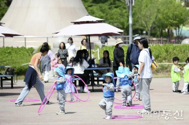 지난 5월 상동호수공원에서 열린 부천아이페스타에서 아이들이 즐겁게 놀고 있다.