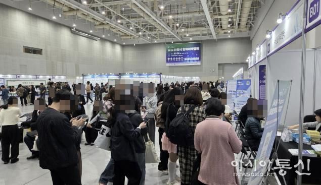 28일 ‘AI로 JOB자-2025 수원시 일자리박람회’가 열린 수원컨벤션센터 전시홀