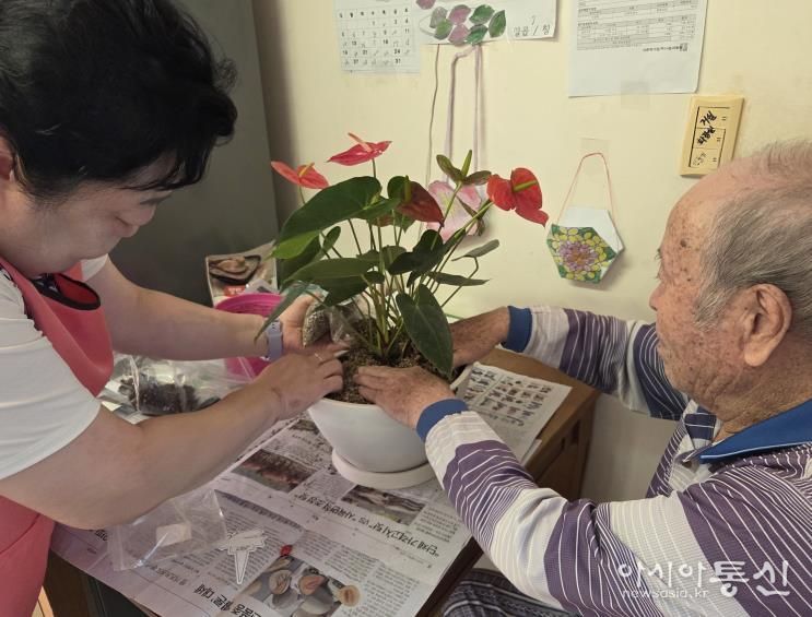 ‘반려식물 보급사업’에 참여 중인 어르신들