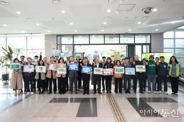 울산교육청 직원들이 30일 1층 중앙현관에서 '환경친화적 청사 만들기 홍보 활동'을 열고 기념촬영을 하고있다