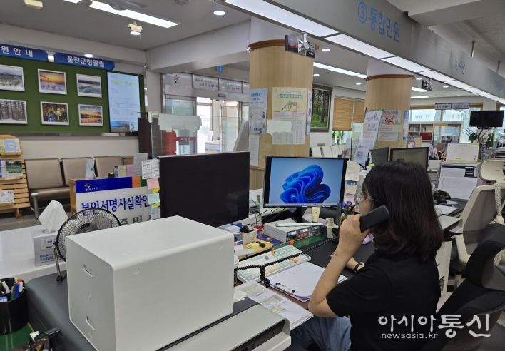 악성·특이민원으로부터 민원담당 공무원을 보호하기 위해 11월부터‘민원전화 통화 권장시간 설정’을 본격적으로 운영한다.(민원실 직원이 민원전화를 받고 있다)