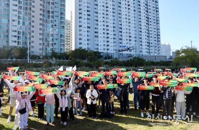 천창수 교육감이 1일 태화강 그라스 정원에서 열린 '함께 걸어 좋은 길' 행사에 참여해 참가자들과 기념사진을 찍고있다