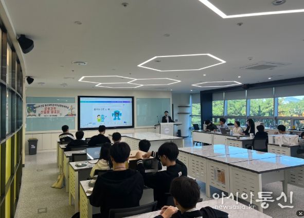 울산 영재학급 학생들이 1일 울산과학관에서 로봇과학 영역 탐구 연구성과물을 발표하고 있다