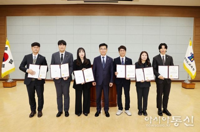 충북교육청, 친절교직원·민원만족도 우수 부서 및 직원 표창