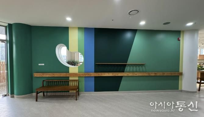 어르신 인지건강 증진을 위한 실내 다감각 정원 '소하담숲' 모습. 사진 오른편 내부 정원에서 왼편 외부 정원으로 나가는 복도의 벽을 자연의 색을 재해석한 색으로 칠했다.