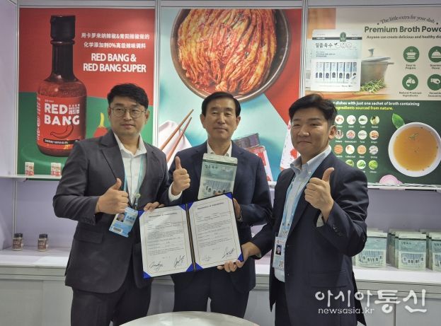 충주시, 중국 신위시와 우호교류 협약 체결(광저우 수출입상품 교역회에서 수출계약 사진-왼쪽부터(주)코어그린 강민규 상무, 조길형 충주시장, 관계자)