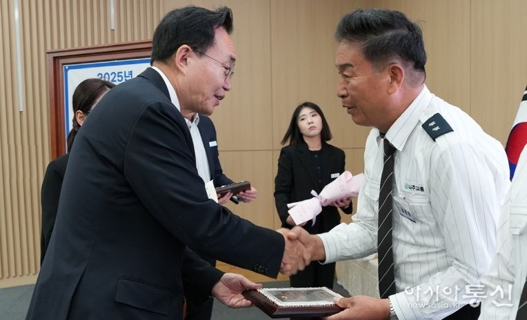 윤병태 나주시장으로부터 나주시장상을 받고 있는 김원종 씨.