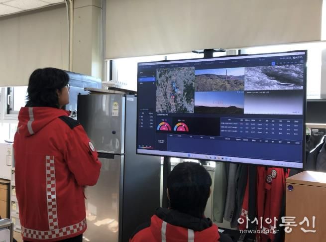 광명시 산불방지대책본부에서 실시간으로 송출되는 산불 감시 영상과 AI 복합진단 알고리즘 기술로 분석한 결과를 모니터링하고 있다.
