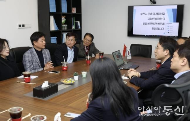 조용익 부천시장(윗줄 왼쪽 두번째)가 하얼빈 코트라무역관을 방문해 관내 기업 판로 개척에 대해 논의하고 있다.