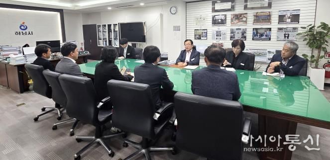 하남시의회 의장단과 상임위원장단은 11월 5일 이현재 하남시장실을 방문해 문화 예산 삭감 발언에 대한 유감의 뜻을 표명하고, 내년 예산 심사를 앞두고 하남발전을 위한 협치 의지를 재확인했다. (사진_하남시의회 제공)