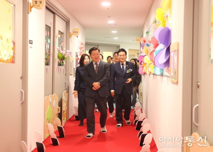 박승원 광명시장이 6일 ‘시립더헤리티지어린이집’ 내부를 둘러보고 있다.