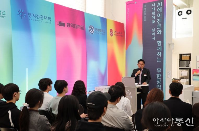 박강수 마포구청장이 청년들에게 응원의 말을 전하고 있다.