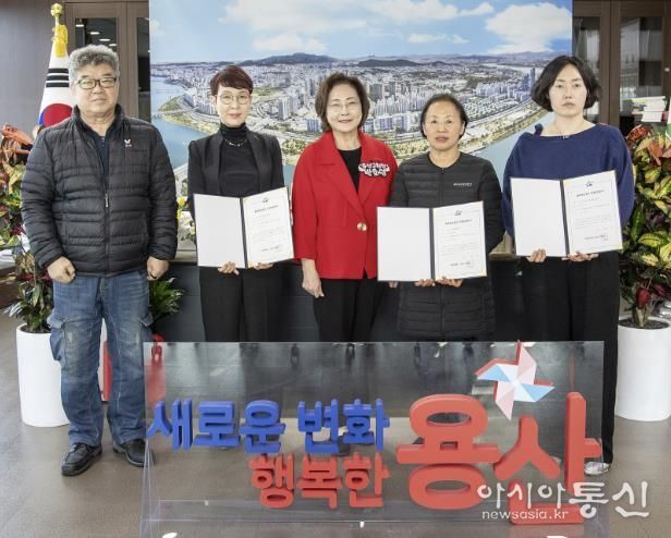 박희영 용산구청장(왼쪽에서 세 번째)이 ‘골목형상점가’로 추가 지정된 상인들과 기념촬영을 하고 있다.