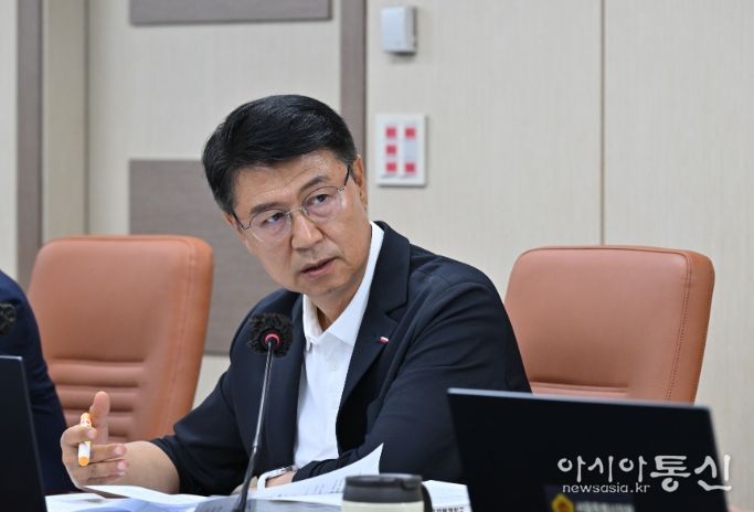 상임위원회 회의에서 발언하는 이봉준 의원