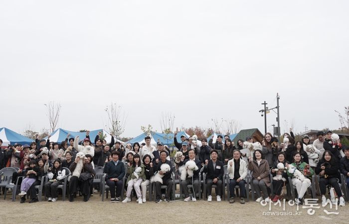 8일 미사아일랜드 펫존에서 열린 ‘2025 하남시 반려동물 문화축제’에서 반려인과 반려견들이 기념촬영을 하고 있다.