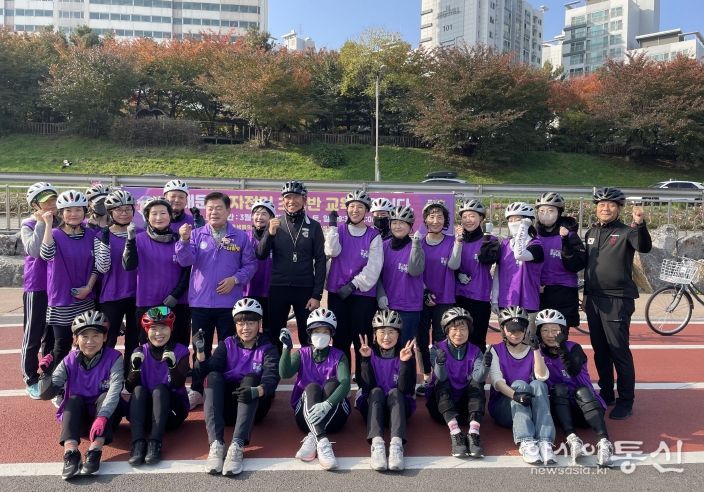 이필형 동대문구청장이 자전거교실 수강생들과 함께 기념촬영을 하고 있다