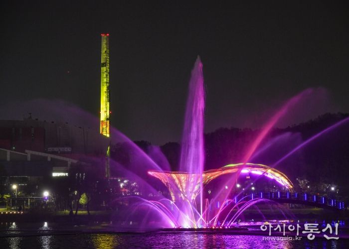 김포시가 도시재생 및 야간정책에 선도적으로 나서고 있다. 올해 6월 산업시설 넘어 공공예술작품으로 재탄생한 김포한강자원화센터굴뚝에서 개최된 야외공연 사진