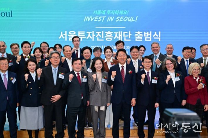 구미경 의원이(두번째줄, 오른쪽에서 다섯 번째 갈색 정장) 행사에 참석하여 기념사진을 촬영하고 있다.