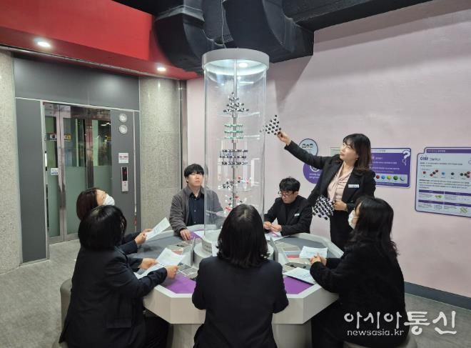 울산과학관이 13일 주관한 '배움공동체' 연수 참가자들이 전시체험관에서 분자모형 체험을 하고있다