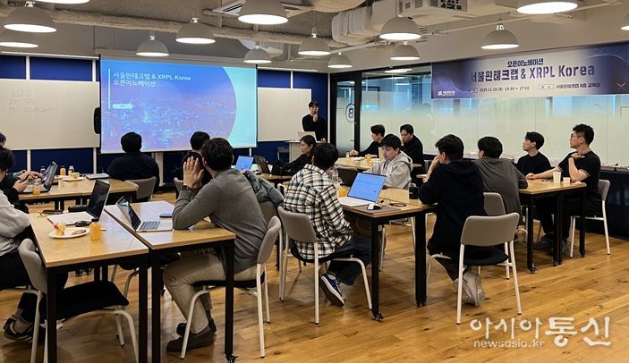 카탈라이즈의 전문가가 참여기업들을 대상으로 1:1 밋업 전 프레젠테이션을 진행하고 있다.