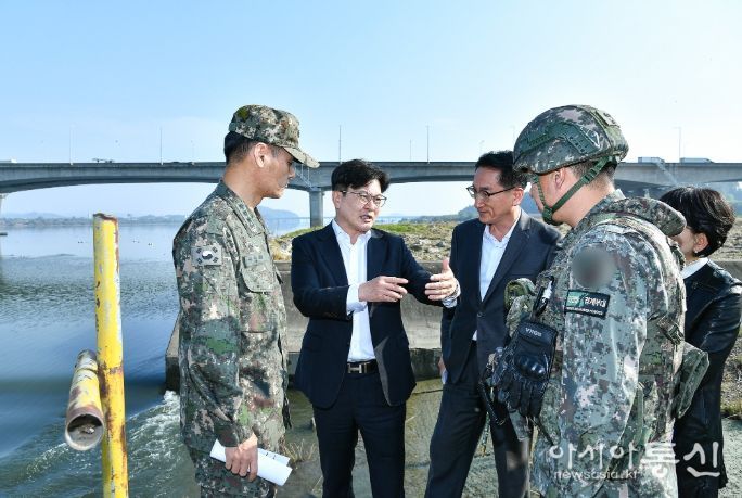 김포시가 7일 고촌읍에 위치한 백마도에서 현장행정을 진행했다.