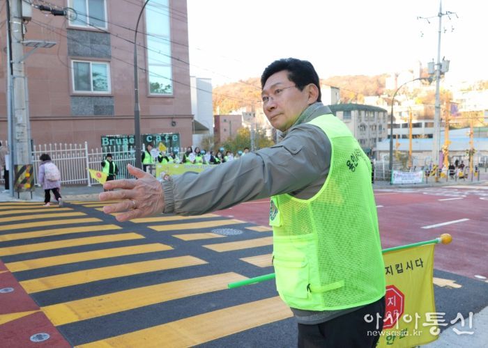 19일 교동초 앞에서 이상일 시장이 교통지도 봉사를 하고 있다