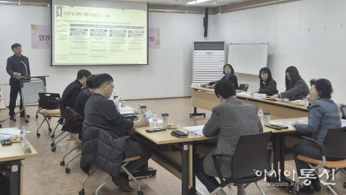 조성진 평생학습팀장이 19일 안산시평생비전센터에서 ‘제4차(2026~2030) 안산시 평생학습도시 중장기 발전계획’ 연구용역 중간보고회를 진행하고 있다.