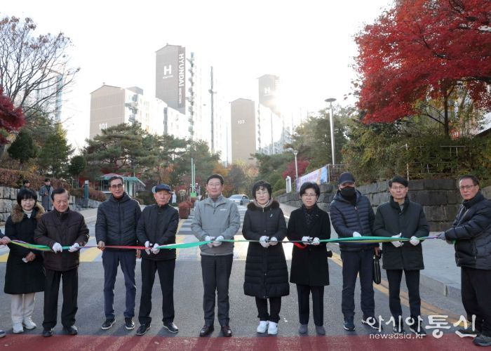 19일 교동마을 현대홈타운 정문에서 이상일 시장과 시 관계자, 입주민들이 진출입로 준공 기념 테이프커팅을 하고 있다